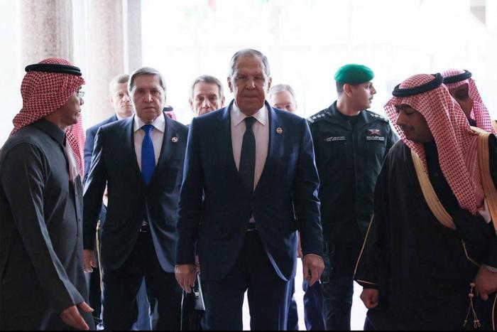 Cette photo prise et publiée par le ministère russe des Affaires étrangères sur son compte de médias sociaux « X » montre le ministre russe des Affaires étrangères Sergueï Lavrov arrivant pour une réunion avec le secrétaire d'État américain à Riyad le 18 février 2025.