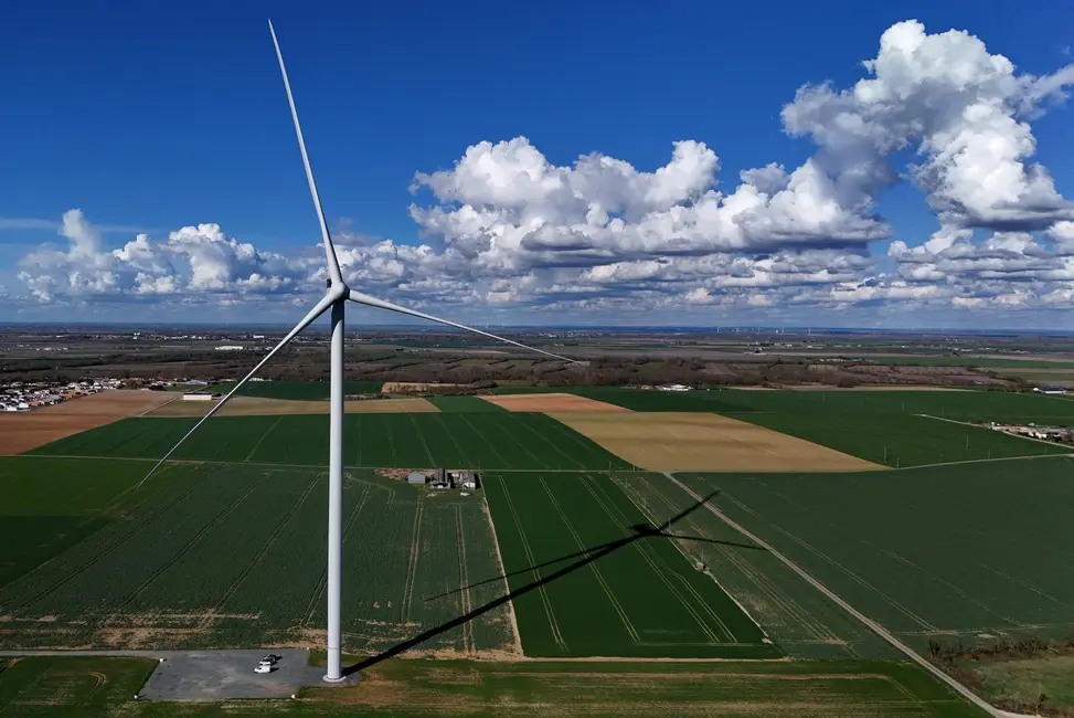 L'une des trois éoliennes, construites et exploitées par la société d'énergies renouvelables Valorem, au sein d'un parc éolien à Andilly-les-Marais, près de La Rochelle, dans l'ouest de la France, le 10 mars 2025.
