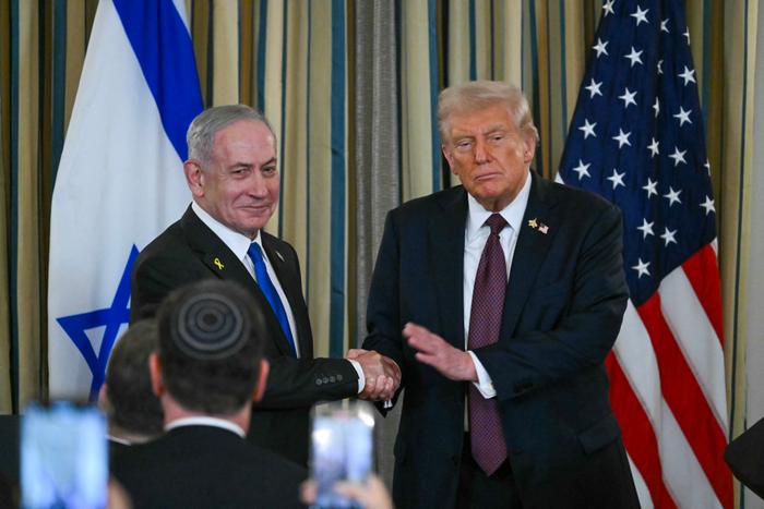 Donald Trump et Benjamin Netanyahou à la fin d'une conférence de presse dans la salle à manger d'État de la Maison Blanche à Washington, le 29 septembre 2025.