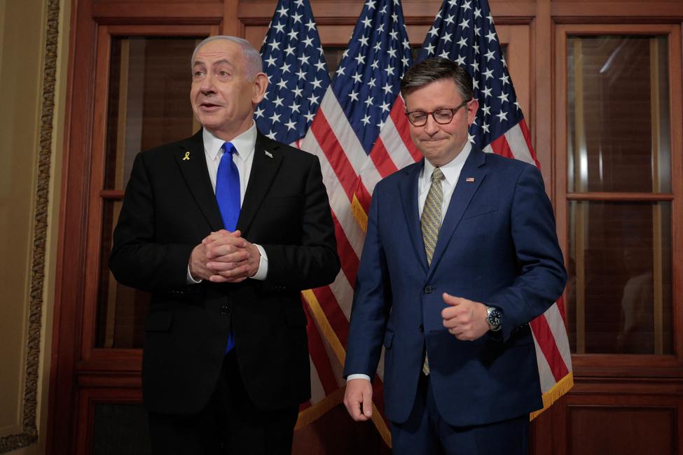 Le Premier ministre israélien Benyamin Netanyahu accueilli à la maison blanche par le speaker républicain Mike Johnson. (Photo by CHIP SOMODEVILLA / GETTY IMAGES NORTH AMERICA / Getty Images via AFP)
