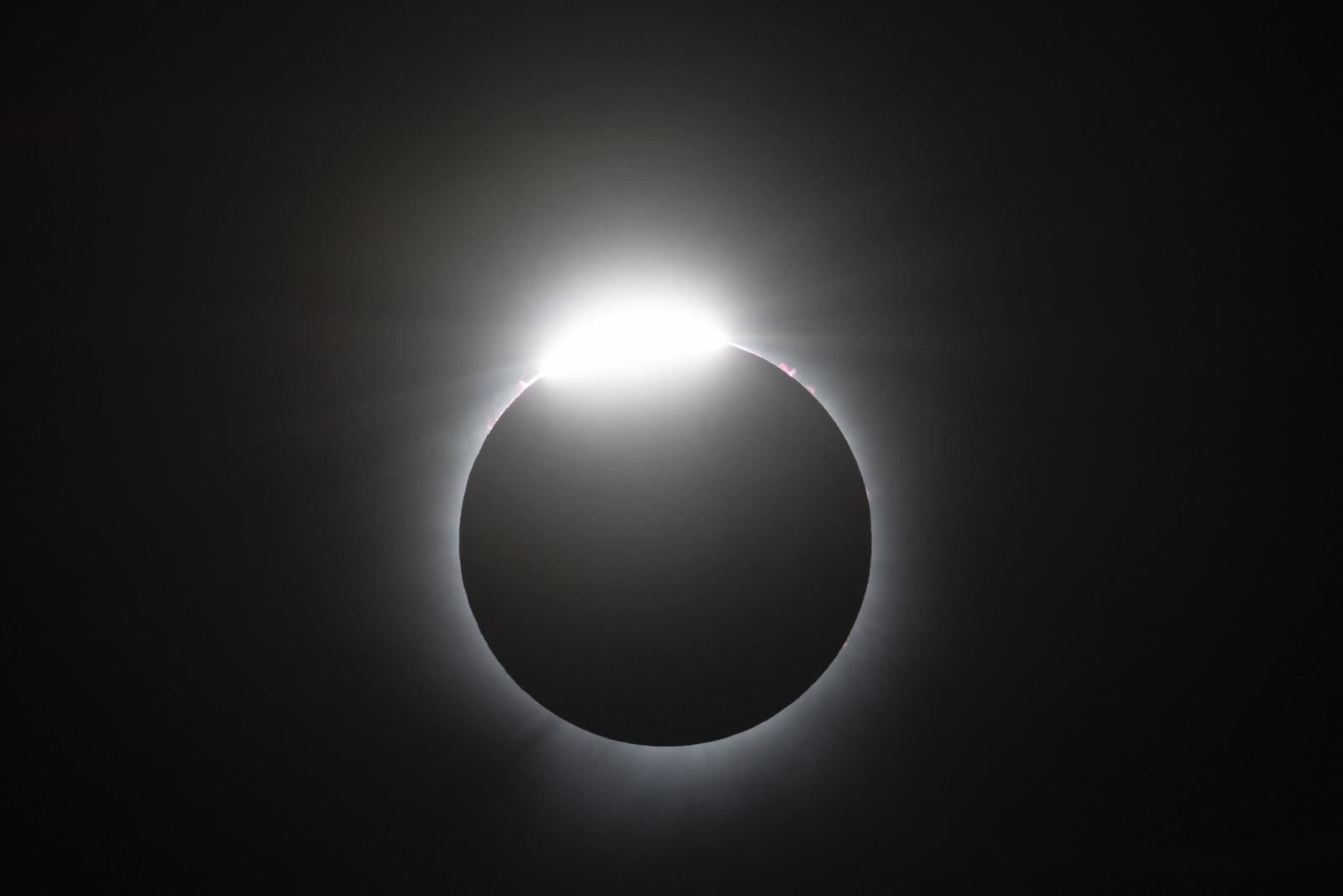 L'effet d'« anneau de diamant » est visible lors d'une éclipse solaire totale en Amérique du Nord, à Magog, au Québec (Canada), le 8 avril 2024.
