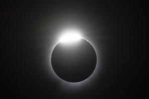 L'effet d'« anneau de diamant » est visible lors d'une éclipse solaire totale en Amérique du Nord, à Magog, au Québec (Canada), le 8 avril 2024.