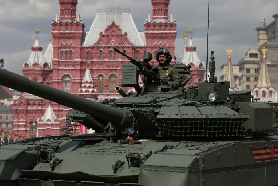 Un char russe circule sur la place Rouge lors du défilé militaire du Jour de la Victoire, dans le centre de Moscou, le 9 mai 2025. 