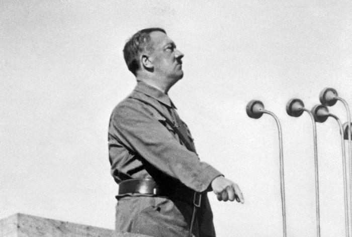 Hitler prononçant un discours.