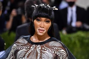 La mannequin canadienne Winnie Harlow atteinte de vitiligo arrive au Met Gala 2021 au Metropolitan Museum of Art le 13 septembre 2021 à New York.