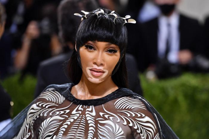 La mannequin canadienne Winnie Harlow atteinte de vitiligo arrive au Met Gala 2021 au Metropolitan Museum of Art le 13 septembre 2021 à New York.