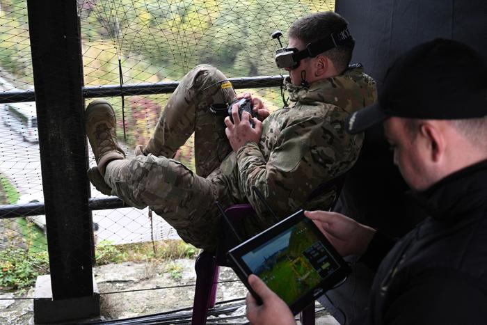 Un militaire ukrainien pilote un drone lors de la compétition de course de drones « Wild Drones », qui simule des conditions de combat, à Kamianets-Podilskyi, dans la région de Khmelnytsky, le 5 octobre 2025, en pleine invasion russe de l'Ukraine.
