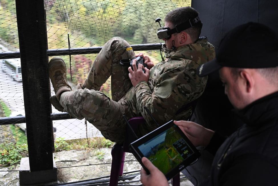 Un militaire ukrainien pilote un drone lors de la compétition de course de drones « Wild Drones », qui simule des conditions de combat, à Kamianets-Podilskyi, dans la région de Khmelnytsky, le 5 octobre 2025, en pleine invasion russe de l'Ukraine.