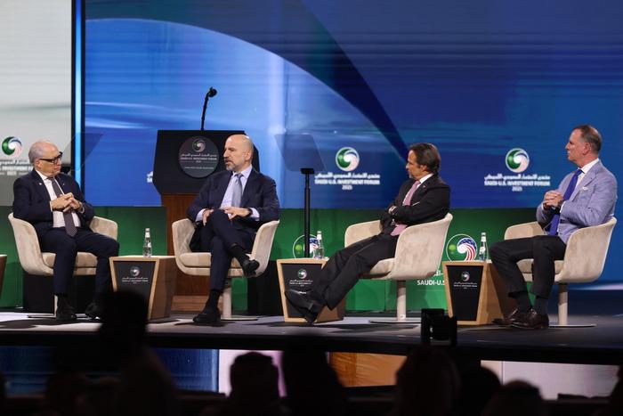 Jerry Inzerillo, PDG du groupe Diriyah Gate Company Limited, Dara Khosrowshahi, PDG d'Uber, John Pagano, PDG de Red Sea Project, et Tony Douglas, PDG de Riyadh Air, au forum d'investissement saoudo-américain à Riyad, le 13 mai 2025.