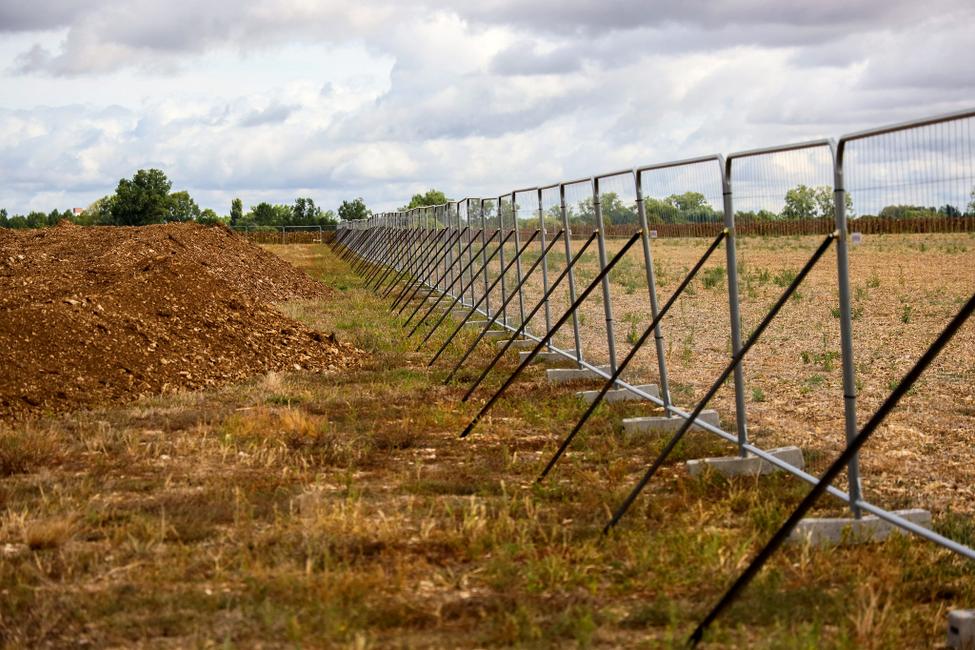 Des grilles protègent le site d'un nouveau projet de réservoir dans les Deux-Sèvres à Priaires, dans l'ouest de la France.
