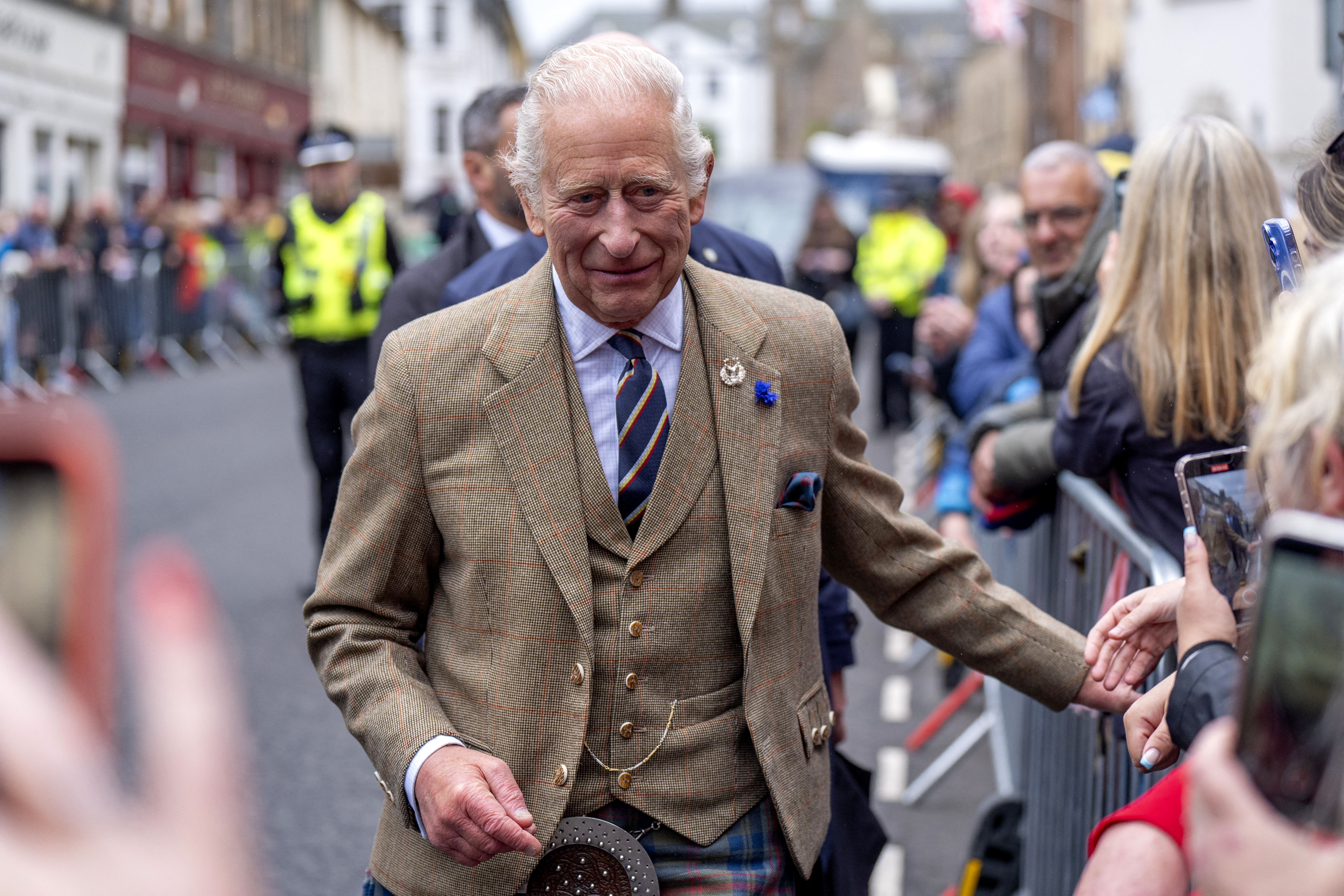 SOS monarchie chrétienne en péril : Charles III entre le marteau LGBT et l'enclume islamiste