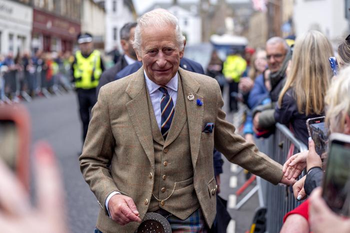 Le roi Charles III de Grande-Bretagne rencontre le public sur Main Street à Campbeltown, dans l'ouest de l'Écosse, le 3 juillet 2025.