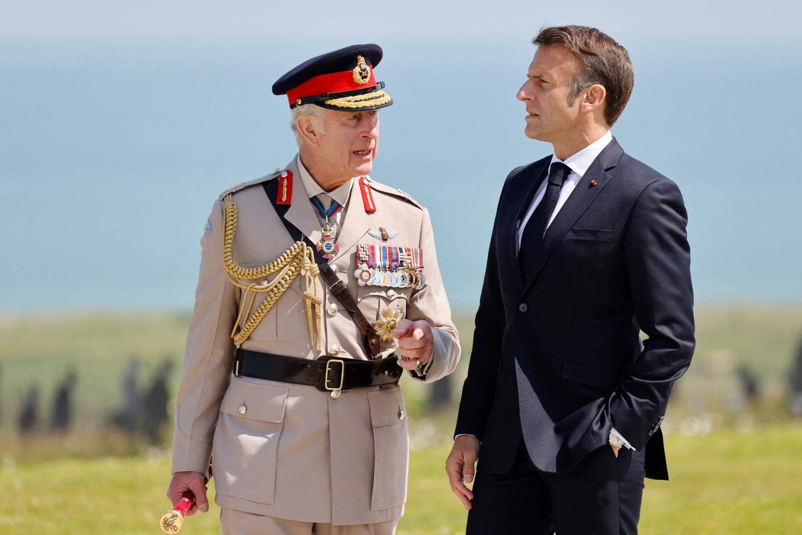 Le roi Charles III et le président Emmanuel Macron se sont déjà rencontrés plusieurs fois, dont lors des célébrations du 80e anniversaire du débarquement de Normadie le 6 juin 2024. (Photo by Ludovic MARIN / POOL / AFP)