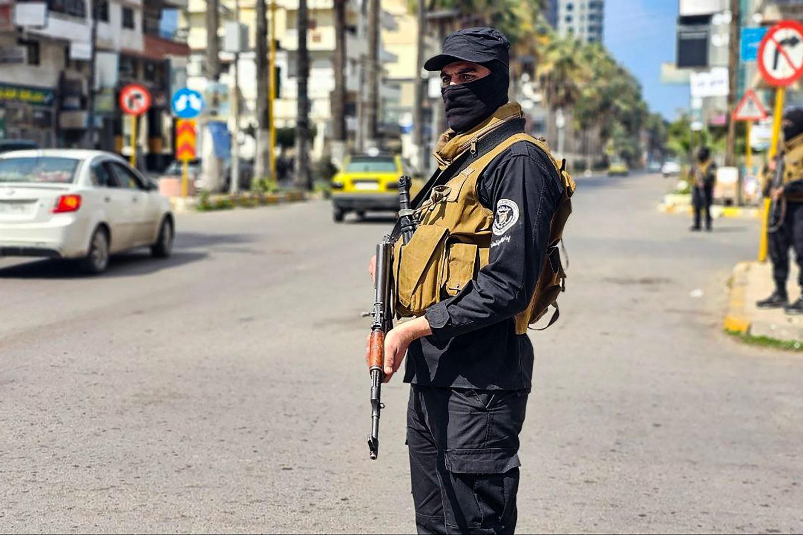Cette photo de document publiée par l'Agence de presse arabe syrienne officielle (SANA) le 8 mars 2025, montre les forces syriennes déployées dans la ville côtière de Tartus.