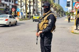 Cette photo de document publiée par l'Agence de presse arabe syrienne officielle (SANA) le 8 mars 2025, montre les forces syriennes déployées dans la ville côtière de Tartus.