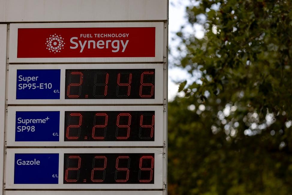 Le 9 septembre 2026, un panneau affiche les prix de l'essence dans une station-service parisienne. Ce jour-là, le SP95-E10, l'essence la plus courante en France, coûtait en moyenne 2,124 euros le litre, son niveau le plus élevé depuis le début de la guerre du Moyen-Orient, tandis que le diesel s'établissait à 2,292 euros, selon un calcul de l'AFP basé sur des données gouvernementales. 