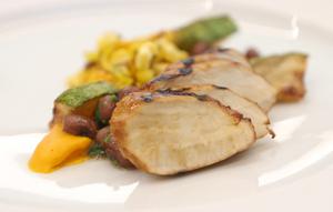 Un plat préparé avec du poulet cultivé Good Meat est exposé au bureau d'Eat Just le 27 juillet 2023 à Alameda, en Californie.