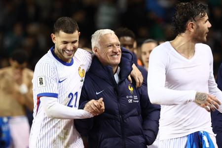 Lucas Hernandez et le sélectionneur Didier Deschamps célèbrent la victoire après le match de qualification pour la Coupe du Monde de la FIFA 2026 opposant l'Azerbaïdjan à la France au stade Tofiq Bahramov de Bakou, le 16 novembre 2025.