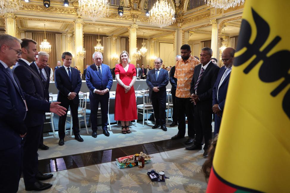 Cérémonie en présence des officiels français et des représentants Kanaks lors de l'ouverture des discussions autour de l'accord de samedi 12 juillet 2025 (Photo by Ludovic MARIN / POOL / AFP)