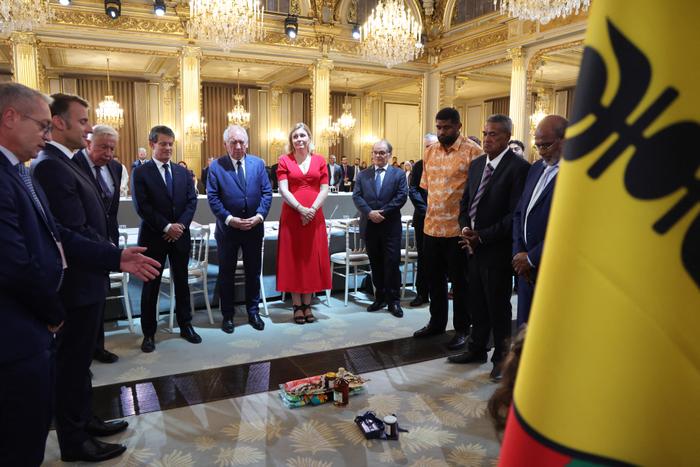 Cérémonie en présence des officiels français et des représentants Kanaks lors de l'ouverture des discussions autour de l'accord de samedi 12 juillet 2025 (Photo by Ludovic MARIN / POOL / AFP)