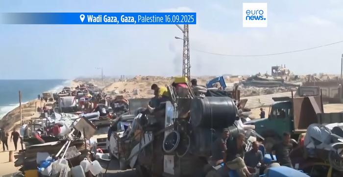 Des habitants palestiniens fuient Gaza par centaines de milliers devant l'offensive israélienne.