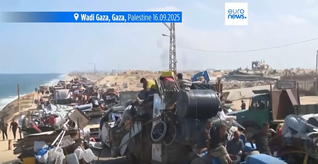 Des habitants palestiniens fuient Gaza par centaines de milliers devant l'offensive israélienne.