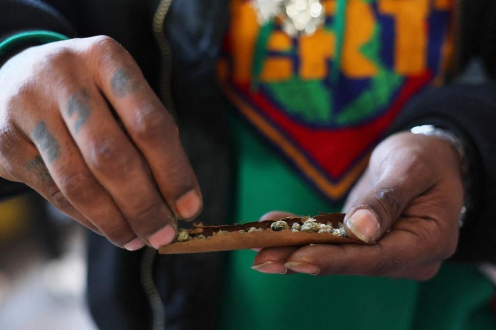 Selon l'Observatoire français des drogues, on compte 1,3 million de consommateurs réguliers, dont 850 000 qui fument tous les jours en France.