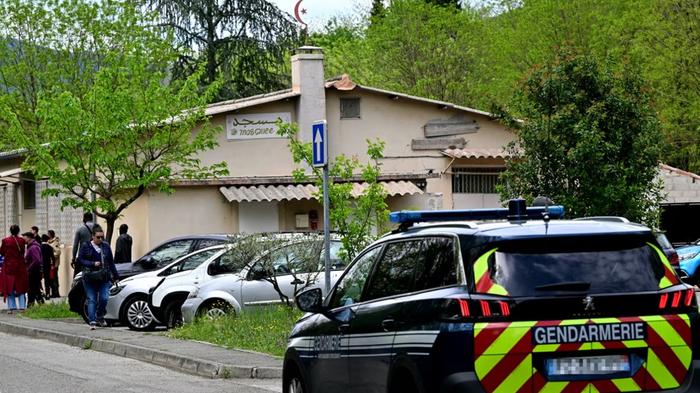 Une voiture de la gendarmerie est positionnée près de la mosquée de La Grand-Combe (Gard), le 27 avril 2025, en marge d'une marche blanche en hommage à un homme tué sur place.