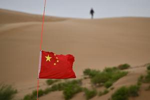 Dans le désert de Kubuqi, près d’Ordos en Mongolie intérieure, un drapeau chinois flotte à la frontière entre zones reverdies et paysages désertiques. Lancée pour freiner l’avancée des déserts du nord de la Chine, la « Grande muraille verte » combine aujourd’hui reboisement massif, cultures résistantes à la sécheresse et installations solaires afin de stabiliser les sols et créer de nouvelles terres exploitables.