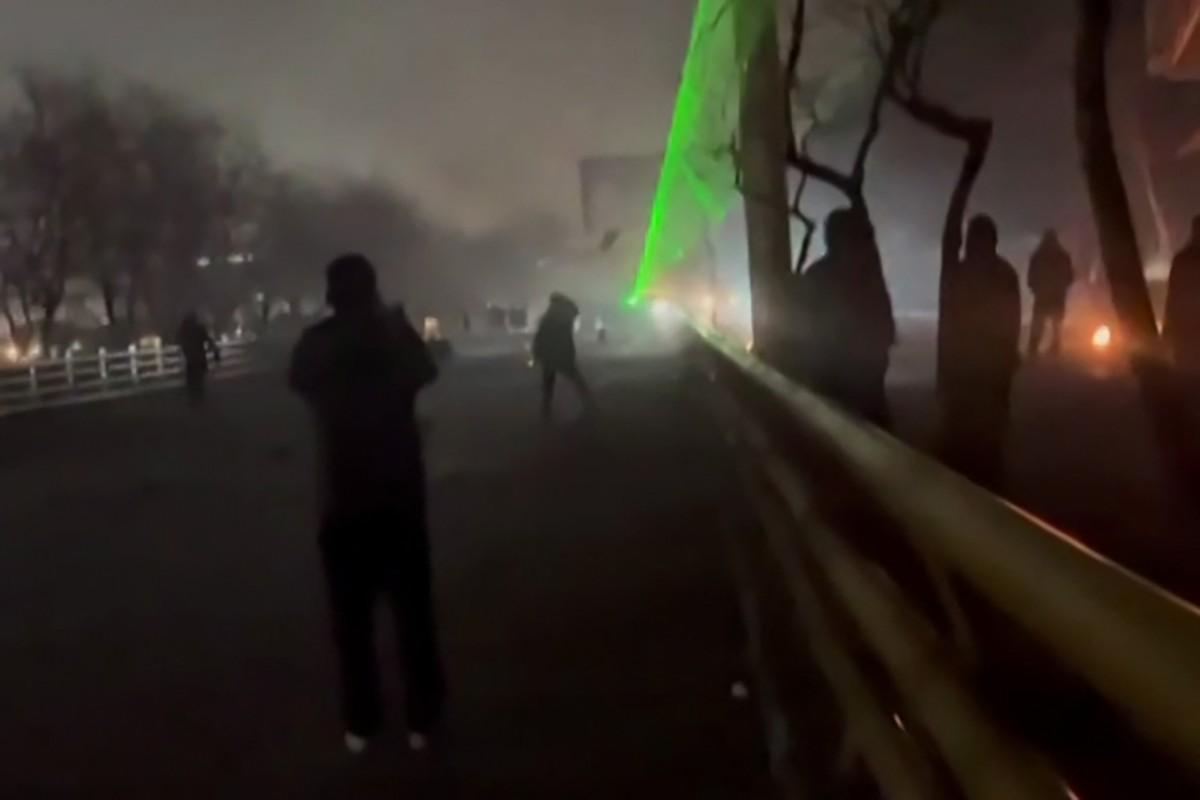 Cette capture vidéo, réalisée le 13 janvier 2026 à partir d'images UGC publiées sur les réseaux sociaux le 10 janvier 2026, montre des affrontements à Mashhad, dans le nord-est de l'Iran.