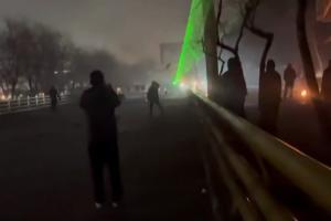 Cette capture vidéo, réalisée le 13 janvier 2026 à partir d'images UGC publiées sur les réseaux sociaux le 10 janvier 2026, montre des affrontements à Mashhad, dans le nord-est de l'Iran.