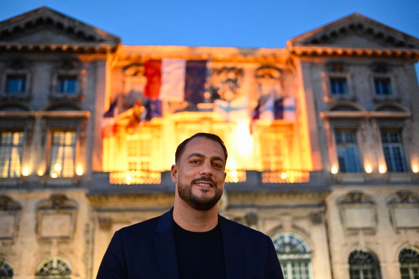 Sébastien Delogu devant l'Hôtel de Ville de Marseille : "J'me voyais déjà, en haut de l'af-Fi-che..."