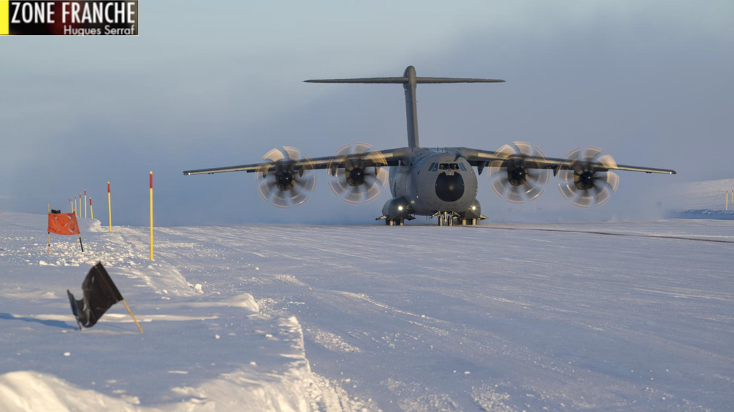 Un Airbus militaire français A400M en exercice dans le grand Nord