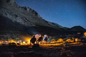 Bien qu'elle constitue une source de lumière, la clarté du feu est sans doute insuffisante pour permettre de saisir les nuances essentielles d'un langage gestuel primitif.