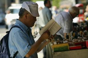 Un homme lit un livre dans une librairie, le 8 juillet 2004, à New York.
