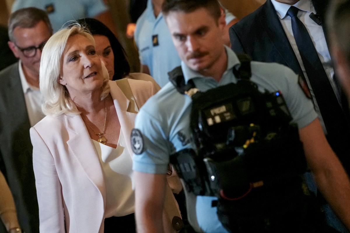 Marine Le Pen (à gauche), présidente du groupe parlementaire Rassemblement National, quitte la Cour d'appel de Paris le 7 juillet 2026 après le verdict rendu dans le procès en appel des anciens et actuels membres du RN accusés de détournement de fonds publics européens dans une affaire de création d'emplois fictifs au Parlement européen. La cour d'appel a condamné Marine Le Pen, dirigeante de l'extrême droite française, à un an de détention sous bracelet électronique pour fraude aux emplois fictifs au Parlement européen, compromettant ainsi sa candidature à la présidence en avril prochain. Elle a également été interdite de se présenter à une élection pendant 15 mois, une interdiction qui devait expirer cette année. (Photo : Dimitar DILKOFF / AFP)