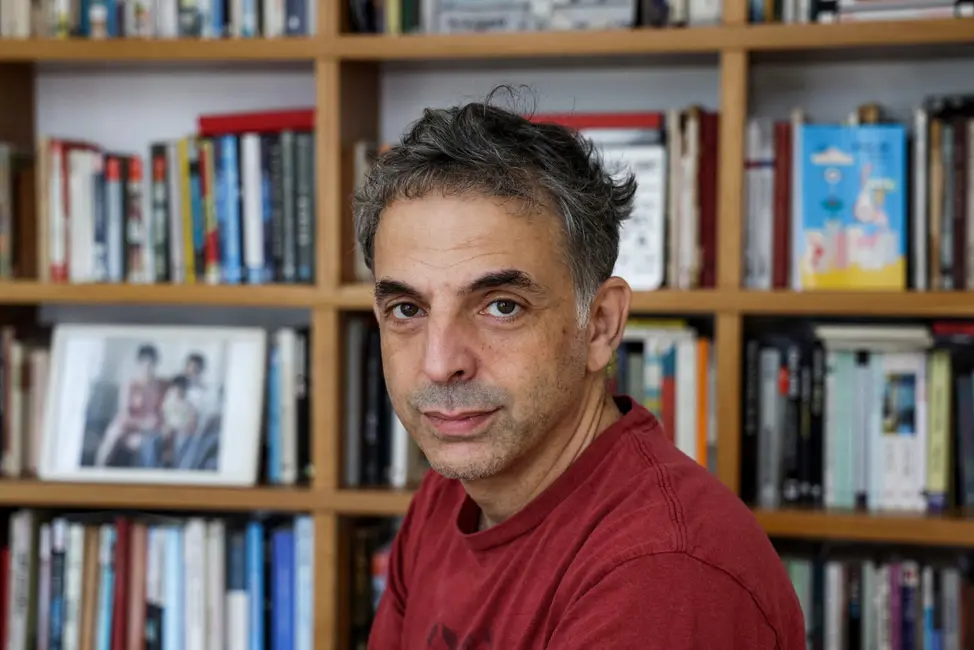 L'écrivain et artiste israélien Etgar Keret lors d'une interview avec l'AFP à Tel Aviv, le 5 novembre 2020.