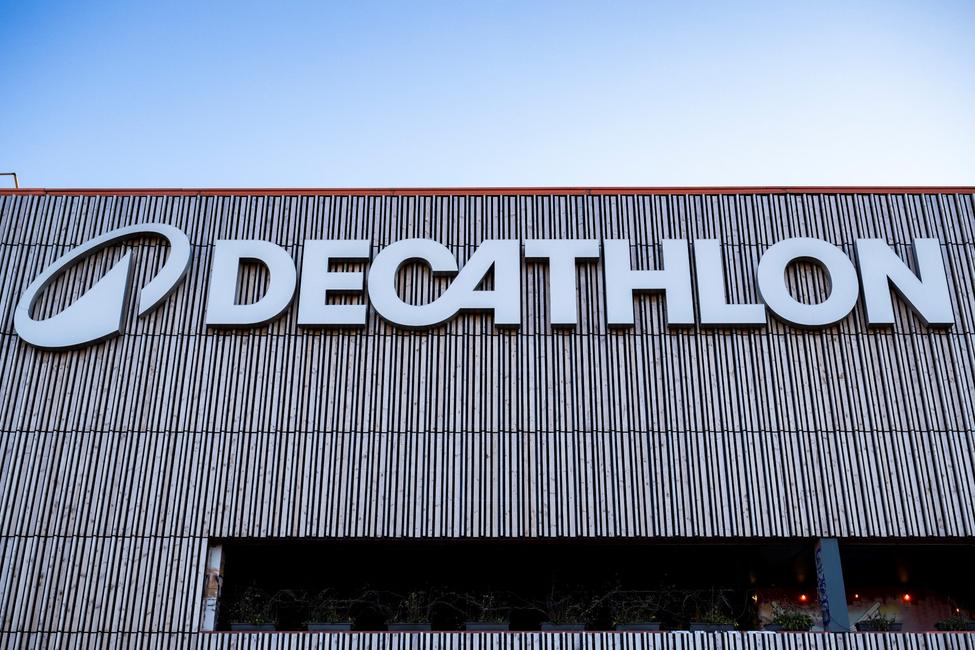Le logo du détaillant français d'articles de sport Decathlon dans la banlieue de Paris, le 13 janvier 2025.
