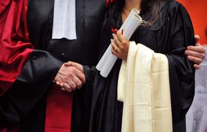 Un professeur de l'université Paris-VI Pierre-et-Marie-Curie (UPMC) serre la main d'une étudiante lors de la cérémonie de remise de son doctorat, le 13 juin 2009 à Paris.