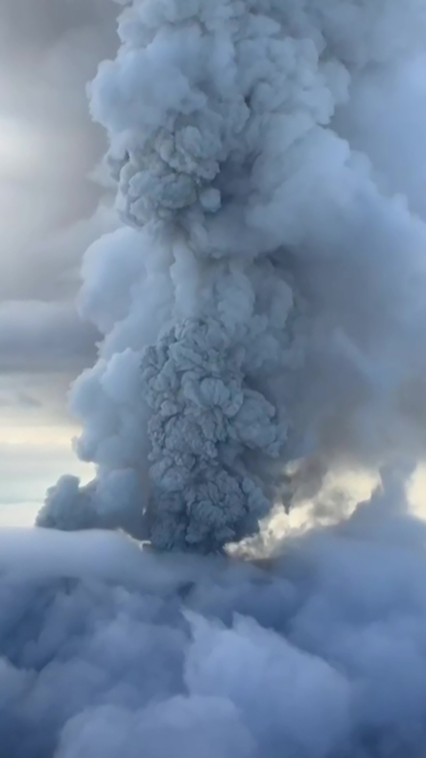 Russie : le volcan Kracheninnikov est entré en éruption après plus de 450 ans de sommeil