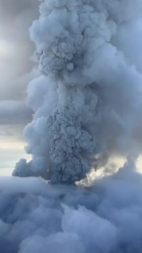 Cette capture d'écran, tirée d'une vidéo distribuée le 3 août 2025 par la réserve naturelle d'État de Kronotsky, montre un imposant panache de cendres jaillissant du volcan Krasheninnikov, en Russie, entré en éruption pour la première fois depuis 450 ans.
