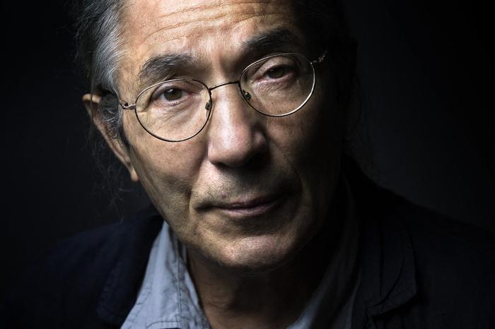 L'écrivain algérien Boualem Sansal pose à Paris le 4 septembre 2015 lors d'une séance photo pour l'AFP.