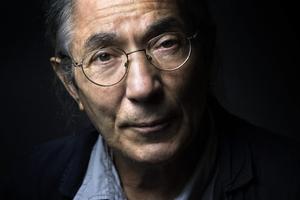 L'écrivain algérien Boualem Sansal pose à Paris le 4 septembre 2015 lors d'une séance photo pour l'AFP.