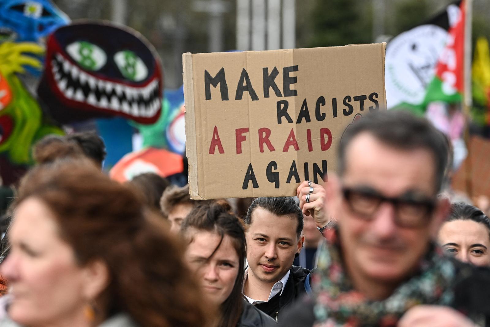 Un manifestant brandit une pancarte sur laquelle on peut lire « Make racists afraid again » lors de la Journée internationale contre le racisme et le fascisme à Nantes, le 22 mars 2025.