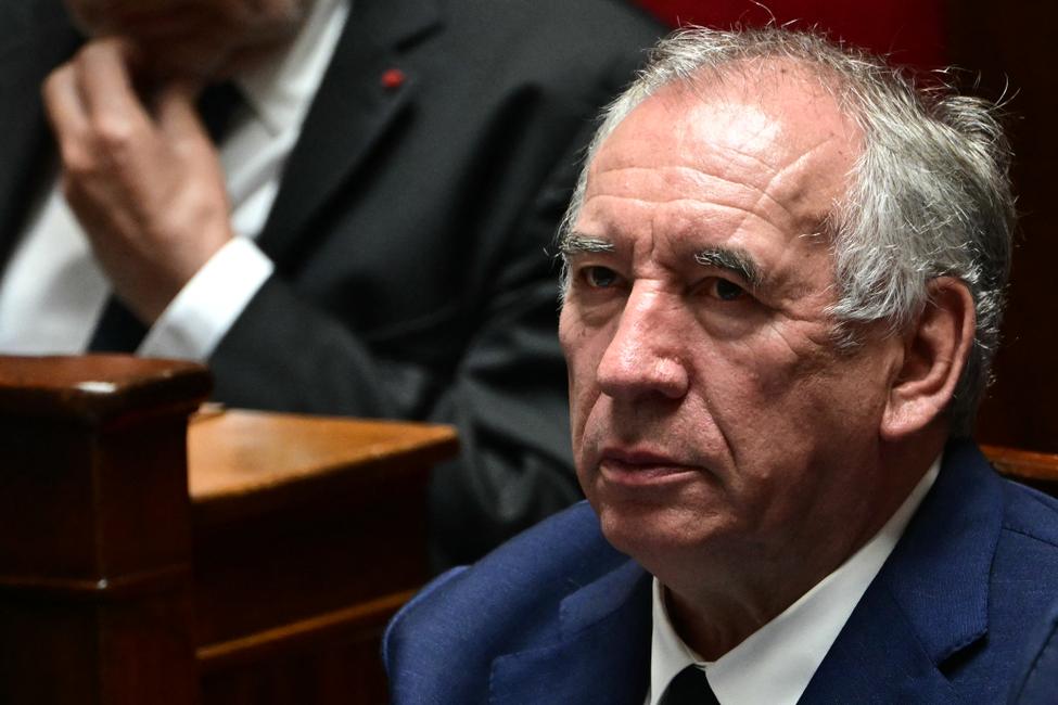 Le Premier ministre français François Bayrou écoute le discours du président du groupe parlementaire de la Droite républicaine suite à sa déclaration de politique générale lors de la session extraordinaire du Parlement précédant le vote de confiance sur le budget d'austérité du gouvernement, à l'Assemblée nationale à Paris, le 8 septembre 2025. Le Parlement français devrait destituer le Premier ministre François Bayrou le 8 septembre 2025, après seulement neuf mois de mandat, plongeant ce membre clé de l'UE dans une nouvelle incertitude politique et créant un dilemme douloureux pour le président Emmanuel Macron. Bayrou a pris de court même ses alliés en convoquant un vote de confiance pour mettre fin à un blocage de plusieurs mois sur son budget d'austérité, qui prévoit près de 44 milliards d'euros (52 milliards de dollars) d'économies pour réduire la dette de la France. (Photo de Bertrand GUAY / AFP)