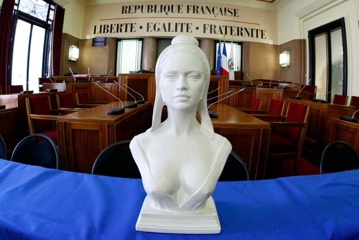 RDV Revue de presse : La vague portant un « Président Ikea » va-t-elle déferler au milieu d’une OPA Le Pen sur la droite ?