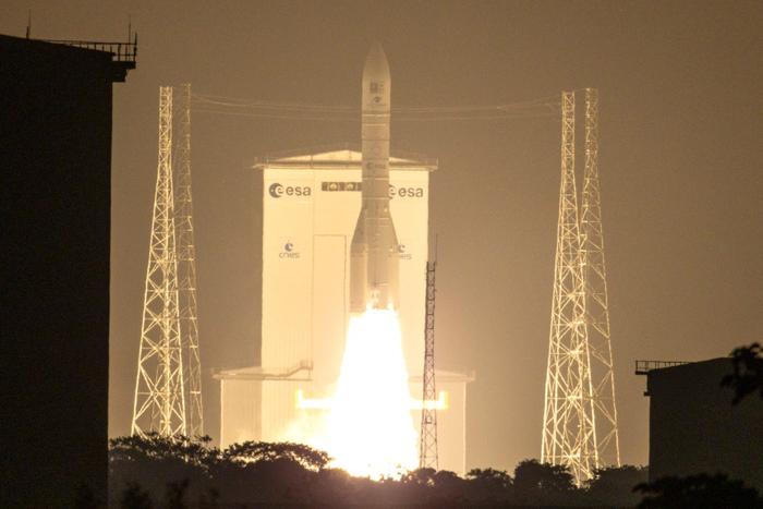 La fusée Ariane 6 de l'Agence spatiale européenne (ESA), transportant deux satellites Galileo pour le système mondial de navigation par satellite (GNSS) de l'UE, a été lancée depuis le Centre spatial guyanais de Kourou, dans le département français d'outre-mer de Guyane, le 17 décembre 2025.