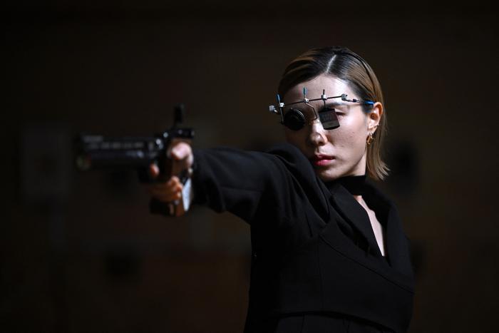 Cette photo prise le 22 octobre 2024 montre la tireuse sud-coréenne Kim Ye-ji posant pour un portrait lors d’une interview avec l’AFP sur un stand de tir à Séoul.