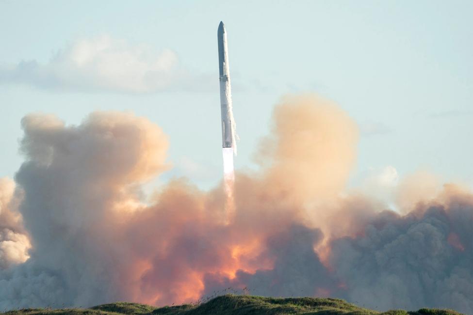 La fusée Starship 38 de SpaceX décolle lors de son 11e vol d'essai le 13 octobre 2025, vue depuis South Padre Island, au Texas. (Photo de Gabriel V. CARDENAS / AFP)