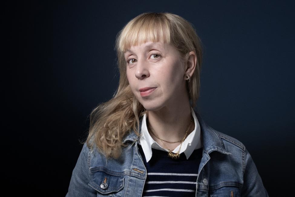 L'écrivaine française Lola Lafon pose lors d'une séance photo à Paris pour l'AFP.